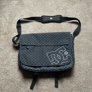 VTG 00s / Y2K DC Shoes Shoulder Bag